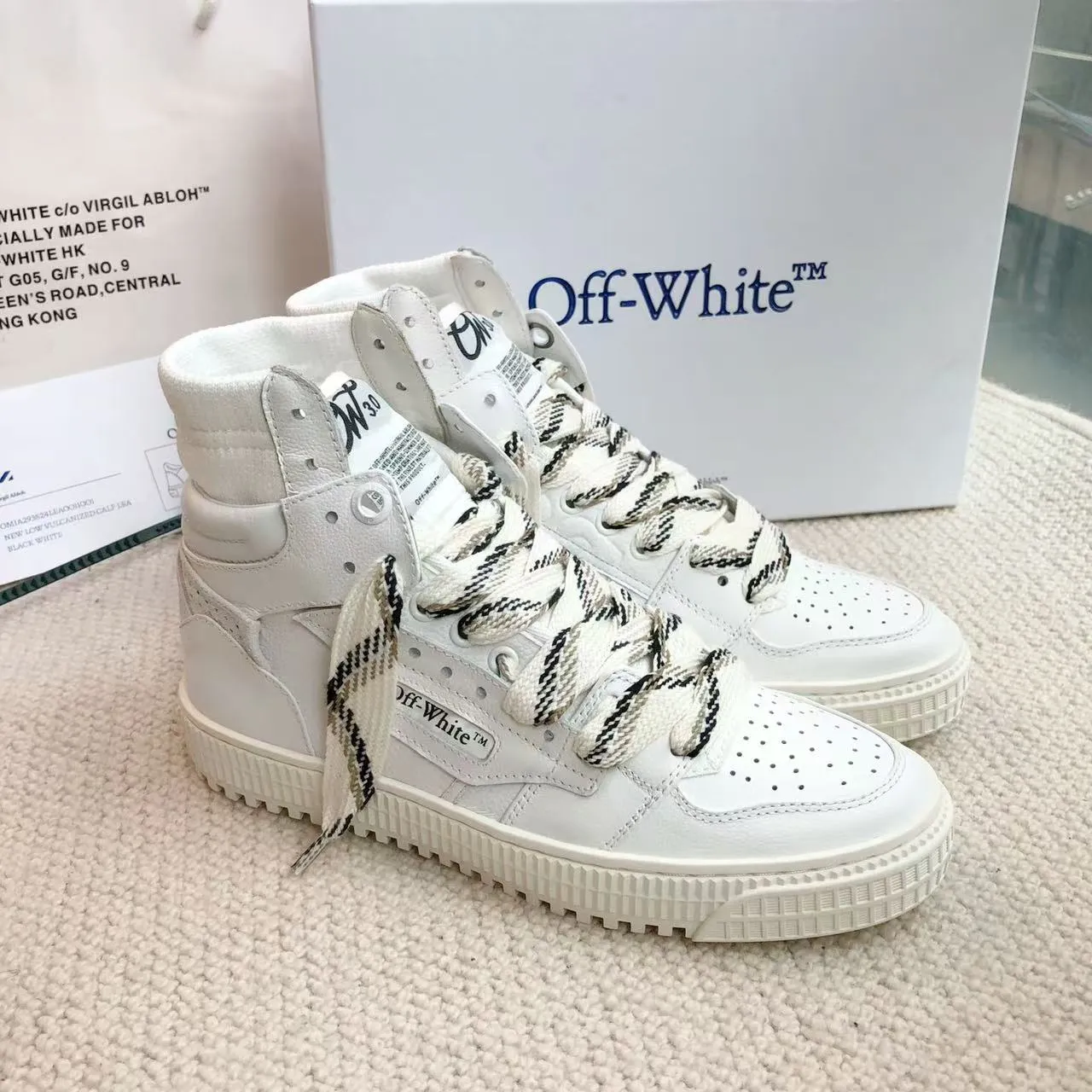 Men's men's shoes P660! 🌈🌈OFF WHITE🌈🌈 ⚡️Couple model⚡️🍓New color🍓 👉Ex-factory price: 130-45 The latest spring model of Gaobang street casual Martin style masterpiece, released the highest quality version on the market 👊 Series original mold opening, original lasting, production technology 1:1 original ➰🔜The best choice for more and more celebrities and Internet celebrities🔸In the classics Changes in the code🔸Innovate in the trend🔸Strive to break away from the shackles of bad street design🔝Although he is not the originator of fashion design, he is definitely a shining dark horse in avant-garde design🐴🆙Do not follow the trend🔅Not universal beauty🔅 Fabric💯First-layer cowhide Lining💯Imported skin-friendly and environmentally friendly polyester mesh Foot pads💯Original molded high-elastic environmentally friendly molding pads Midsole💯Original lasting process Outsole💯Rubber outsole Packaging💯Official website synchronized full set of packaging (brand wrapping paper, brand certificate, brand cloth bag)